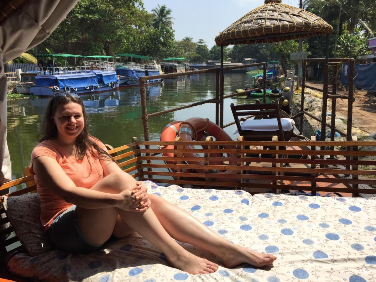 Thara'S Houseboat Hotel Alappuzha Exterior photo